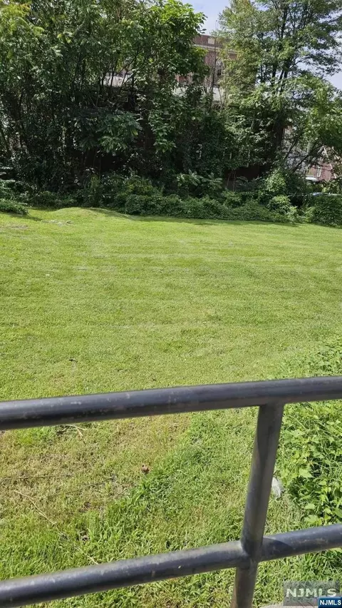 869 Broad Ave, Ridgefield, NJ 07657