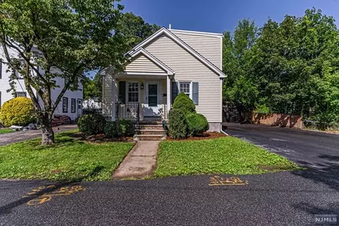 7 Storms Pl, Wanaque, NJ 07420 photo 1
