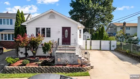 19 Van Dyke St, Wallington, NJ 07057