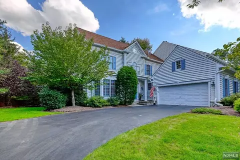 92 Twinberry Ct, Paramus, NJ 07652
