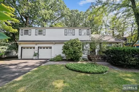 812 Carter Ln, Paramus, NJ 07652
