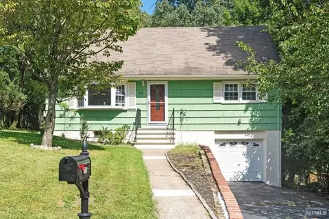 215 Hiawatha Blvd, Oakland, NJ 07436