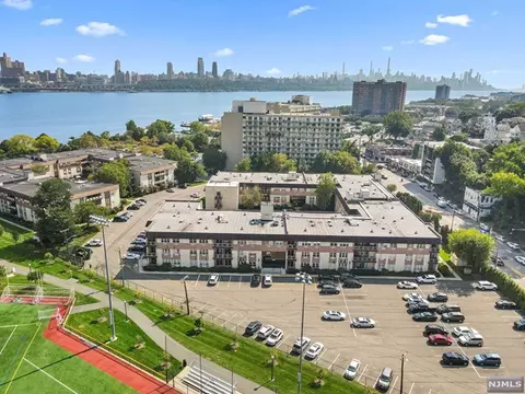 1111 River Rd #C7, Edgewater, NJ 07020