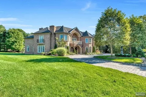 113 Garden Ct, Franklin Lakes, NJ 07417