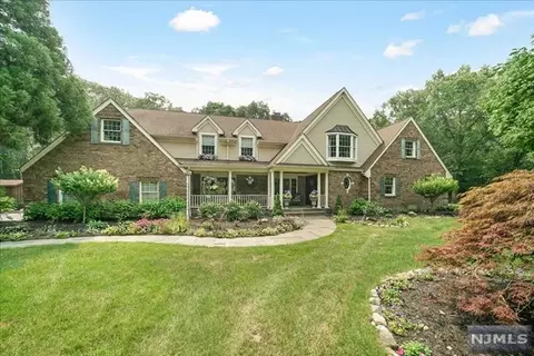 884 Meadow Ln, Franklin Lakes, NJ 07417