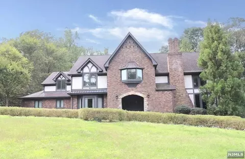 24 Adams Dr, Cresskill, NJ 07626