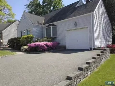 91 Central Ave, Rochelle Park, NJ 07662