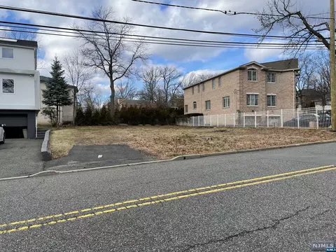 530 Floyd St, Englewood Cliffs, NJ 07632