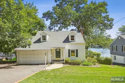 110 Lake W Dr, Wayne, NJ 07470