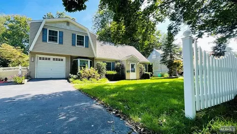 464 Lincoln Dr, Paramus, NJ 07652
