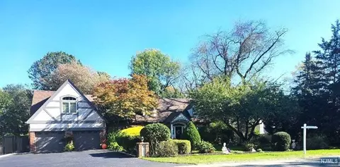 806 Highland Ave, Paramus, NJ 07652