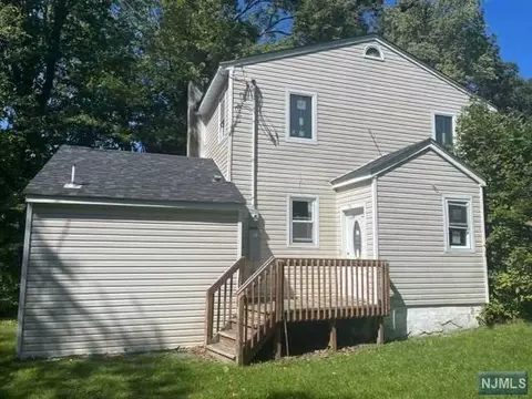 8 Fairview Dr, West Milford, NJ 07421