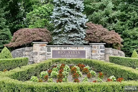 3402 Rio Vista Dr, Mahwah, NJ 07430