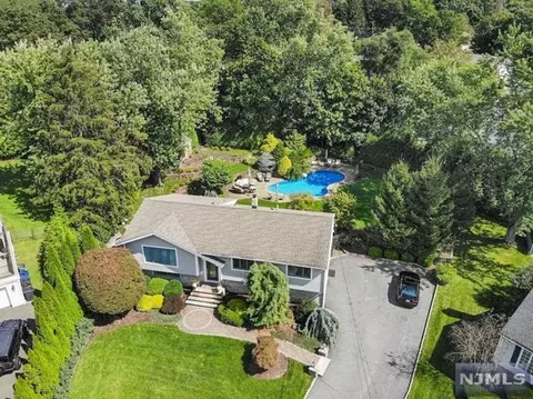 13 Kiowa Ter, Oakland, NJ 07436