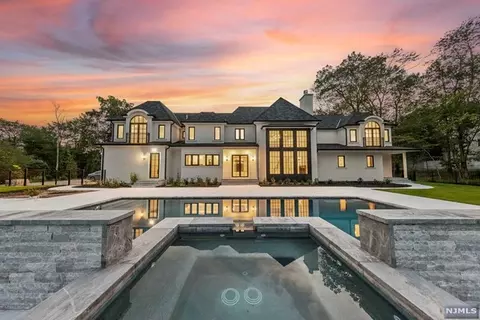 22 Burning Hollow Rd, Saddle River, NJ 07458