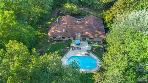 13 Marguerite Ln, Montville Township, NJ 07082