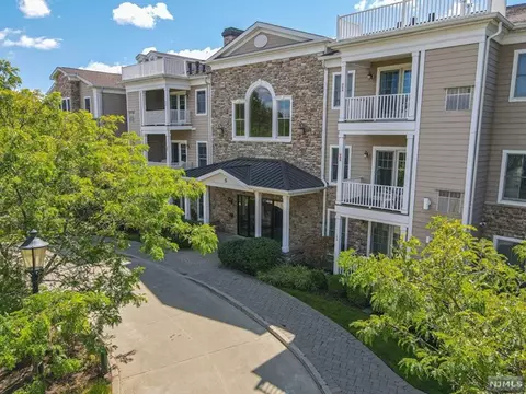 5 Tenakill Park Dr #105, Cresskill, NJ 07626