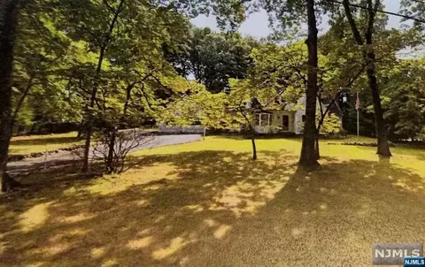 20 Dogwood Hill Rd, Saddle River, NJ 07458