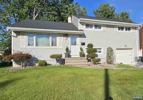 10 Eldorado Ct, Rochelle Park, NJ 07662