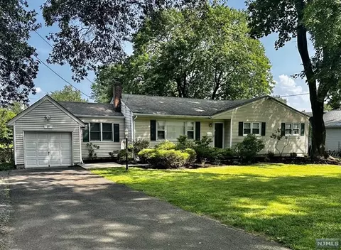 17 Highwood Rd, Ramsey, NJ 07446