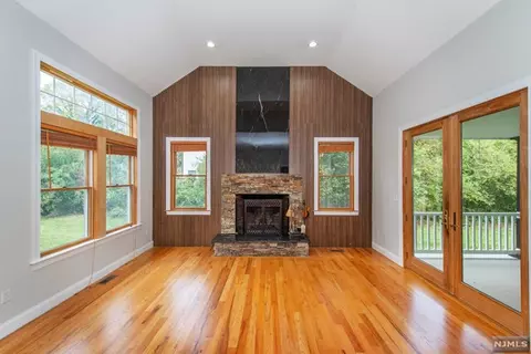 5 Shores Rd, Randolph, NJ 07869