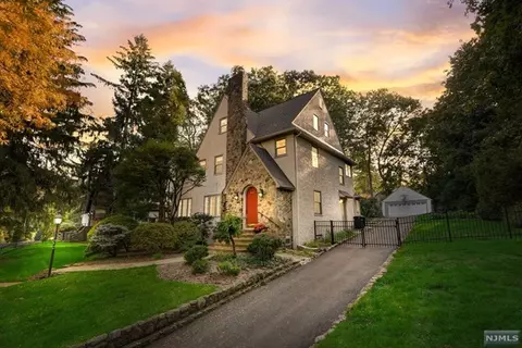 834 Hillcrest Rd, Ridgewood, NJ 07450