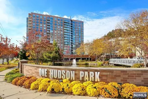 1028 Hudson Park, Edgewater, NJ 07020