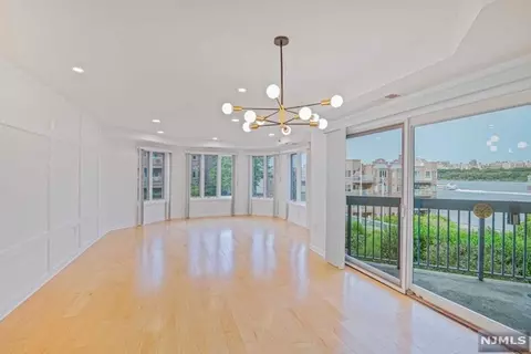 403 Rutledge Ct, Edgewater, NJ 07020