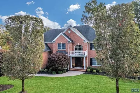 8 Concord Ct, Mahwah, NJ 07430