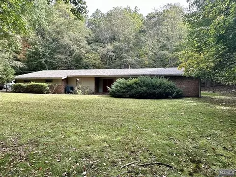 16 Deerfield Ln, Saddle River, NJ 07458