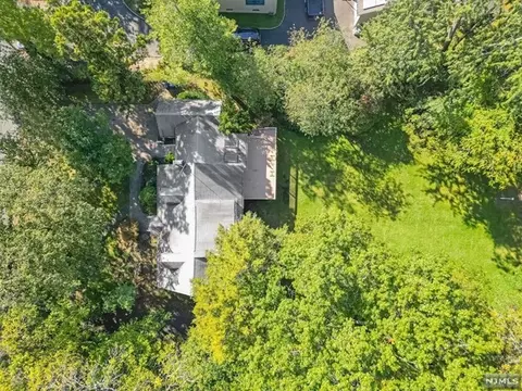 375 Spring Valley Rd, Paramus, NJ 07652