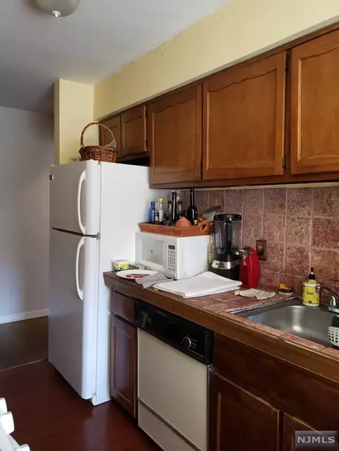 565 Grove St #B-13, Clifton, NJ 07013