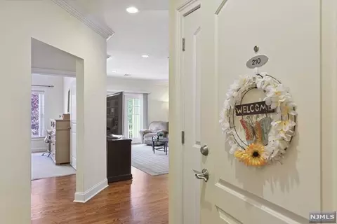 5 Tenakill Park Dr #210, Cresskill, NJ 07626
