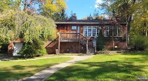 61 Laurel Dr, Wayne, NJ 07470 photo 1