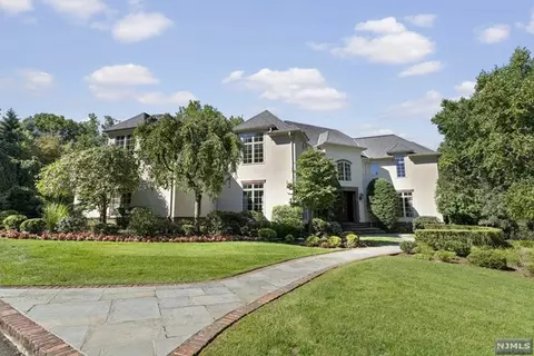 63 Hoover Dr, Cresskill, NJ 07626