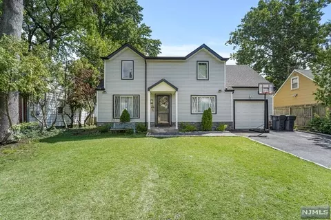 49 Clinton Park Dr, Bergenfield, NJ 07621