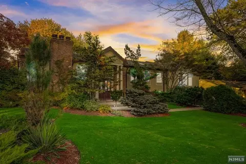 22 Chimney Ridge Ct, Township Of Washington, NJ 07676