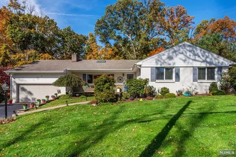 81 Surrey Dr, Wayne, NJ 07470 photo 1