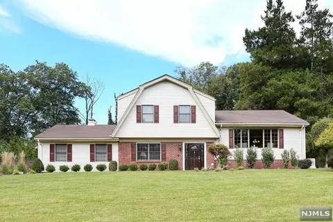 17 Skyline Dr, Saddle River, NJ 07458