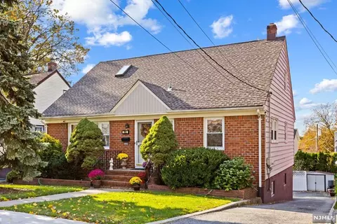 785 Ravenhill Pl, Ridgefield, NJ 07657