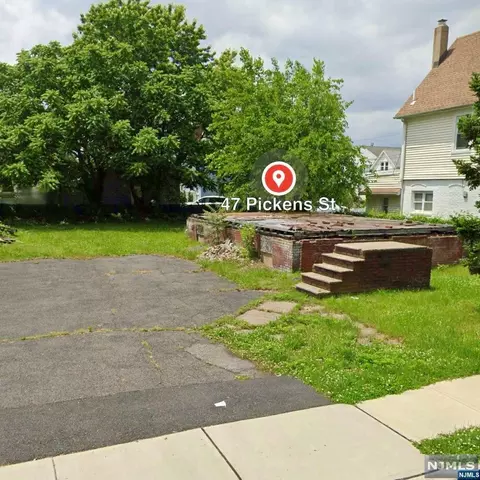 47 Pickens St, Little Ferry, NJ 07643