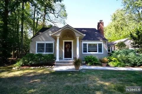 385 Hillside Ave, Allendale, NJ 07401