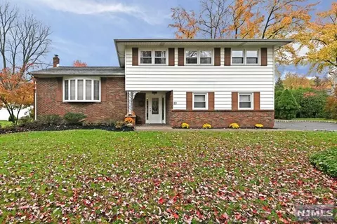 22 Brown Cir, Paramus, NJ 07652