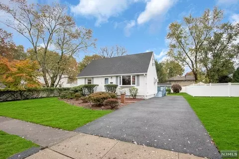 9 Clayton St, Hillsdale, NJ 07642