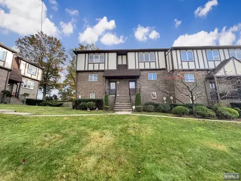 15 Canterbury Ln, New Milford, NJ 07646