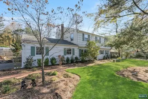620 W Dale Ct, River Vale, NJ 07675