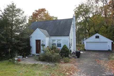 50 Overlook Ave, North Haledon, NJ 07508