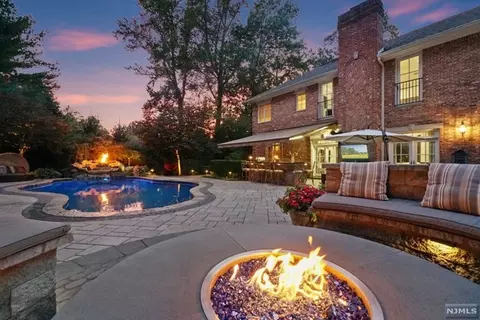 220 Hillside Ave, Cresskill, NJ 07626