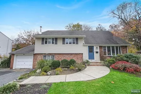 17 Elf Hill Ct, Hillsdale, NJ 07642