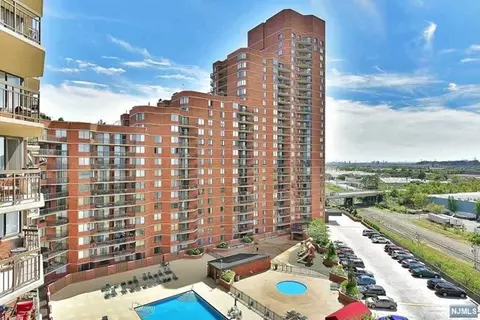 1808 Harmon Cove Tower, Secaucus, NJ 07094
